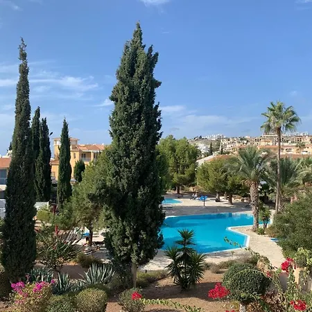 Regina Gardens - Spacious 3 Bed, 2 Bath Maisonette Holiday home