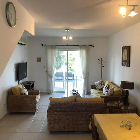 Regina Gardens - Spacious 3 Bed, 2 Bath Maisonette Holiday home *