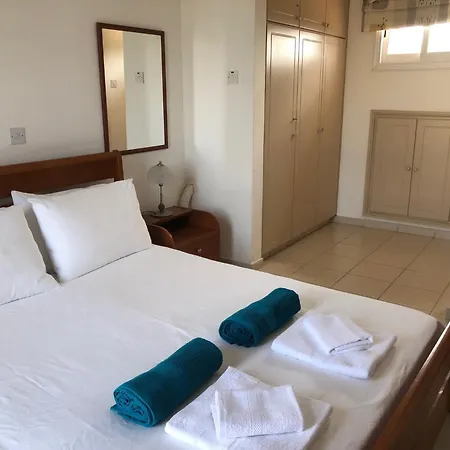 Regina Gardens - Spacious 3 Bed, 2 Bath Maisonette * 파포스